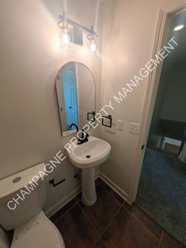 Building Photo - 4 Bedroom, 4 Bathroom Updated Home in Kansas City