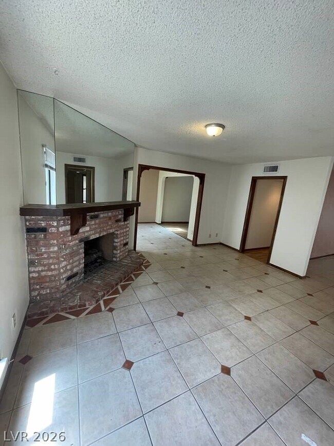 Building Photo - 600 Woodmount Dr