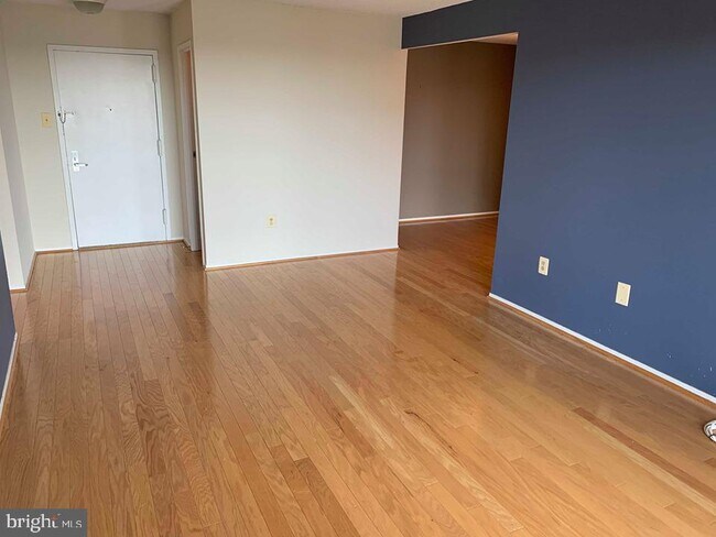 Building Photo - 4500 S Four Mile Run Dr