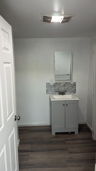 Building Photo - 55 Schoolhouse Ln