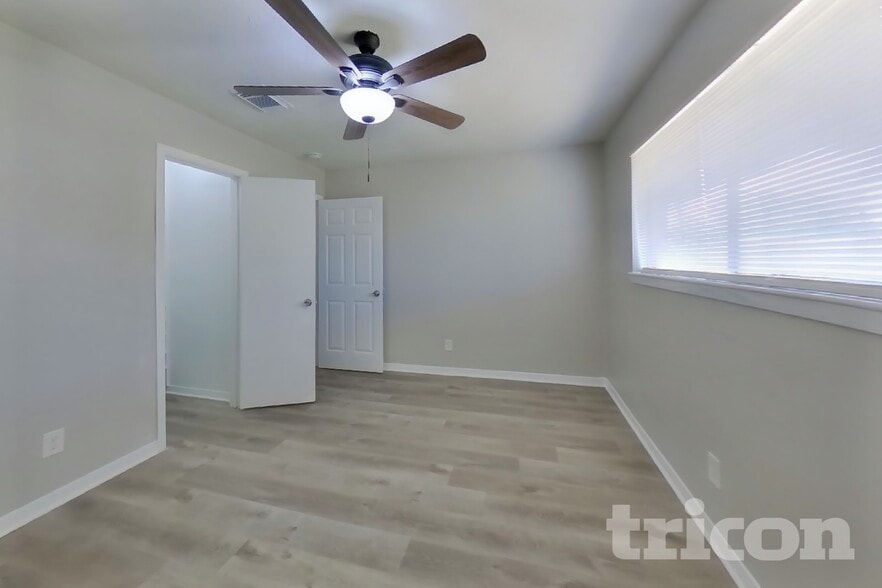 Building Photo - 4427 Oakside Dr