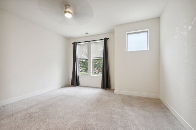 Building Photo - Great Townhome, Perfect Location! License #2023-BFN-0071747