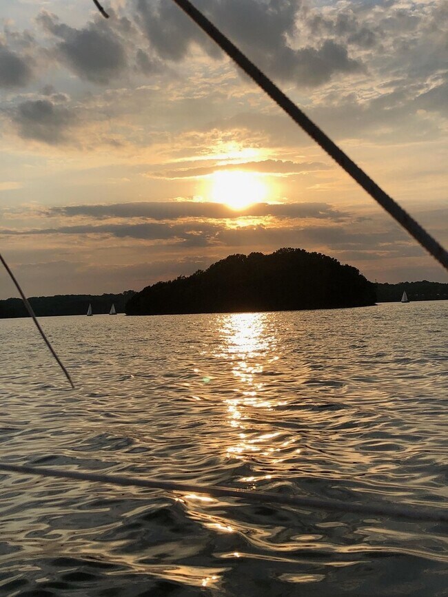 Building Photo - NICE One Level Nashville Area Home Near Lakes and Airport!