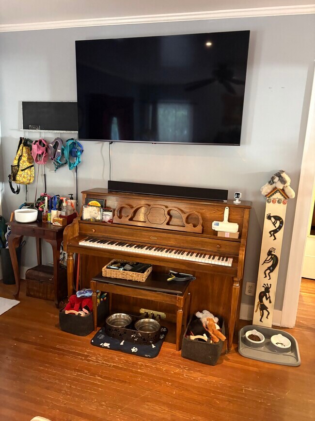 Building Photo - 839 N Orange Dr