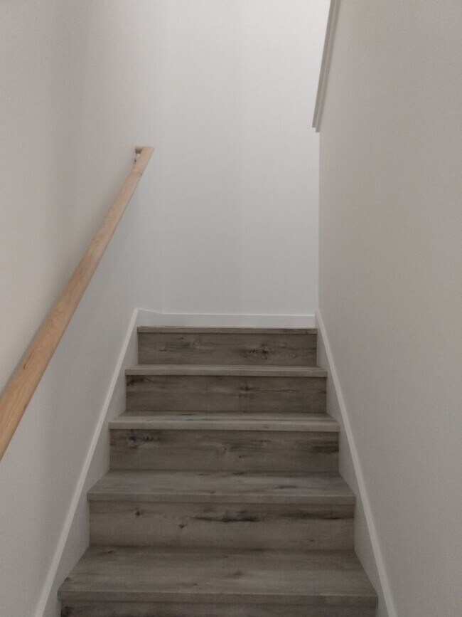Building Photo - 3 BD/2 BA -Two-Level Townhome, 1bdrm lower...