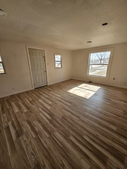 Building Photo - 900 W Locust St