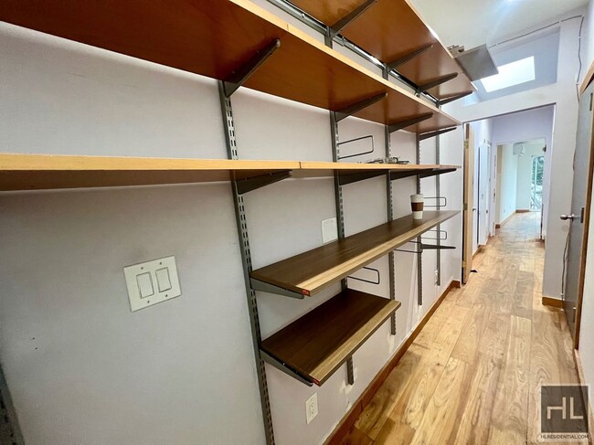 Building Photo - 1886 4BR 2BA Townhouse Duplex Renovated by...