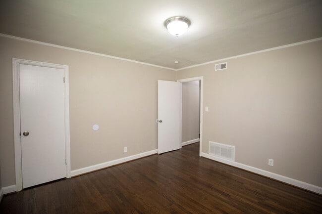 Building Photo - ** 3 bed 1.5 bath located in Mcgehee-Allen...