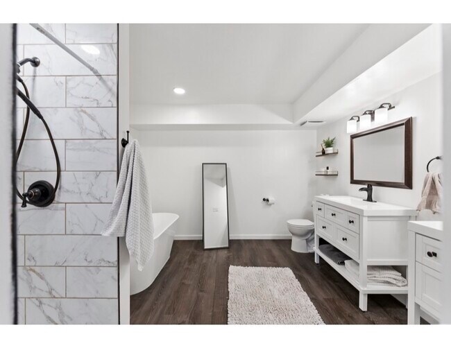 Building Photo - 12024 W Cross Dr