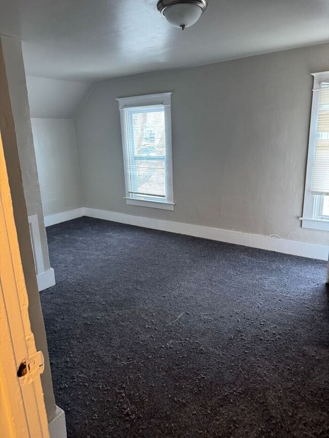 Building Photo - Huge 3 bedroom, 1 bath home featuring updates throughout