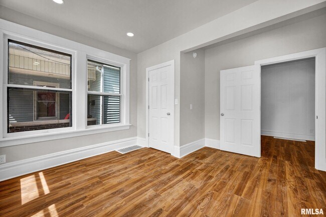 Building Photo - 1611 W Barker Ave