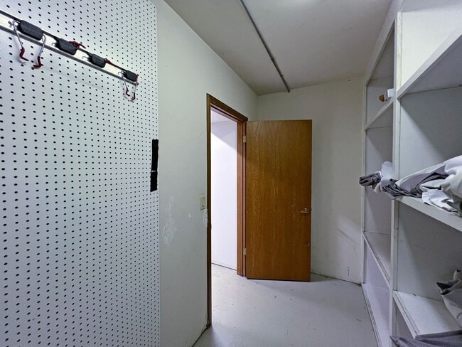 Building Photo - Gated Sound view home Des Moines area, 4 bed plus den 2.5 bath 3900 s/f, Available NOW!!!