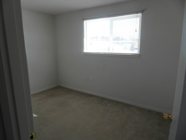 Building Photo - 3 Bedroom, 1.5 Bath, Townhouse in Oscoda v...