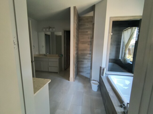 Building Photo - 962 Thoroughbred Ave