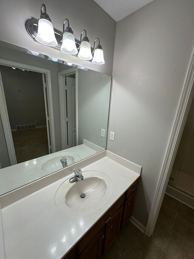 Building Photo - 1098 Breezy Valley Dr