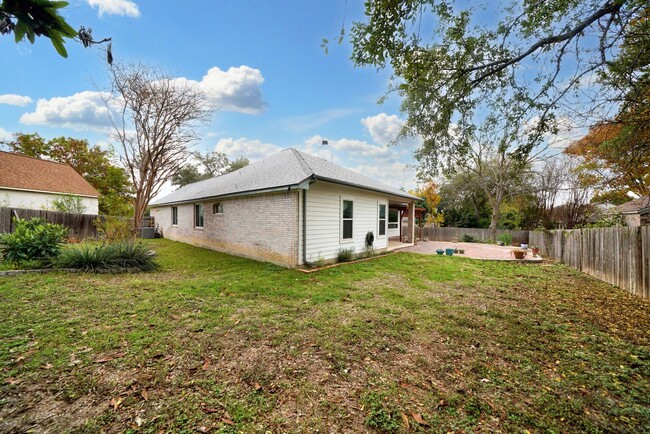 Building Photo - Spacious & Updated 3-Bedroom Home in Deer ...