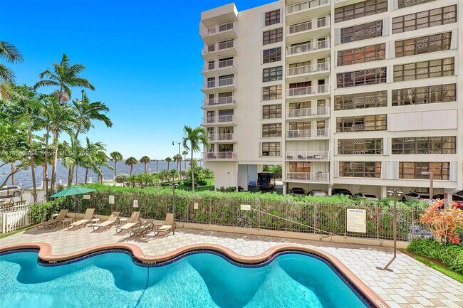Building Photo - 1430 Brickell Bay Dr