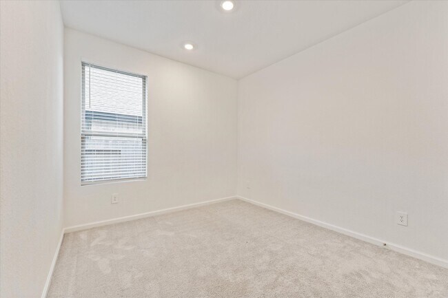 Building Photo - 15520 Maple