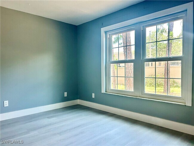 Building Photo - 652 NE 15th Ct