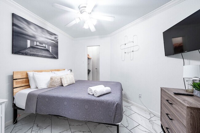 Building Photo - 6300 Seawall Blvd