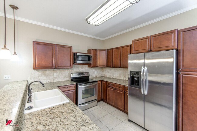 Building Photo - Villaggio Townhouse
