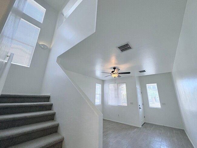 Building Photo - 4 bed/3bath in desirable Paseo Del Rio Community