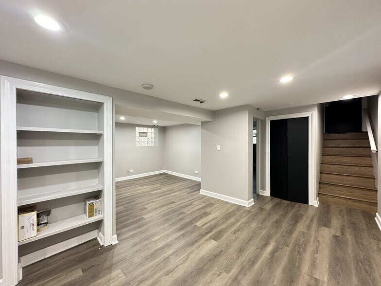 Building Photo - 2617 W Rascher Ave