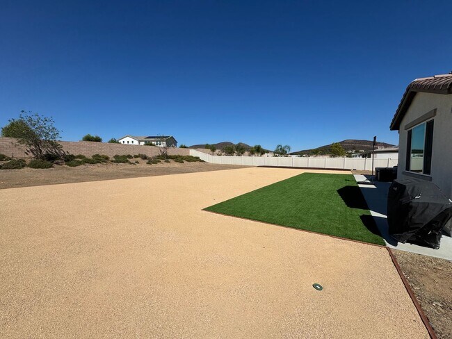 Building Photo - 5 Bedroom home with FULL MOTHER IN LAW SUI...