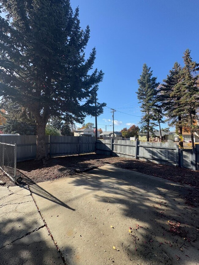 Building Photo - Spacious 6 Bedroom, 3 Bathroom Home Near CWU