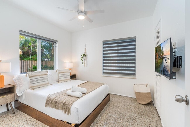 Building Photo - 1516 SW 8th Ave