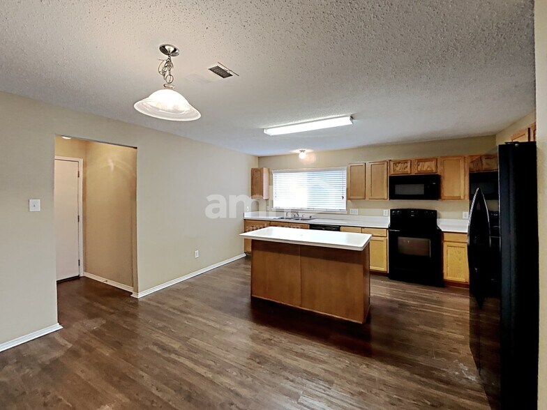 Building Photo - 1409 Prairie Dr