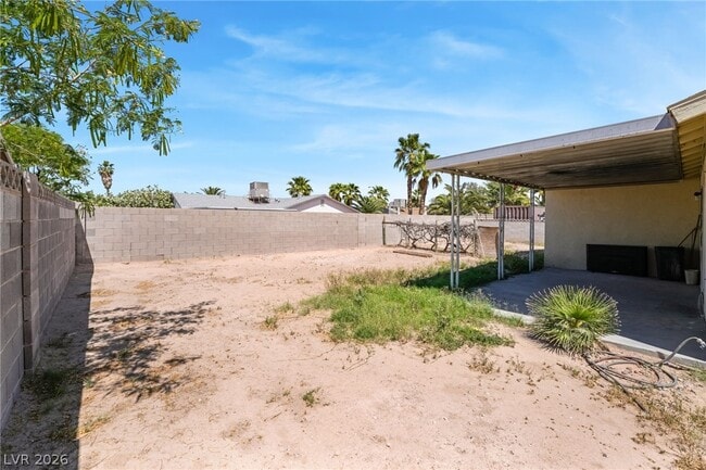 Building Photo - 2102 E Russell Rd