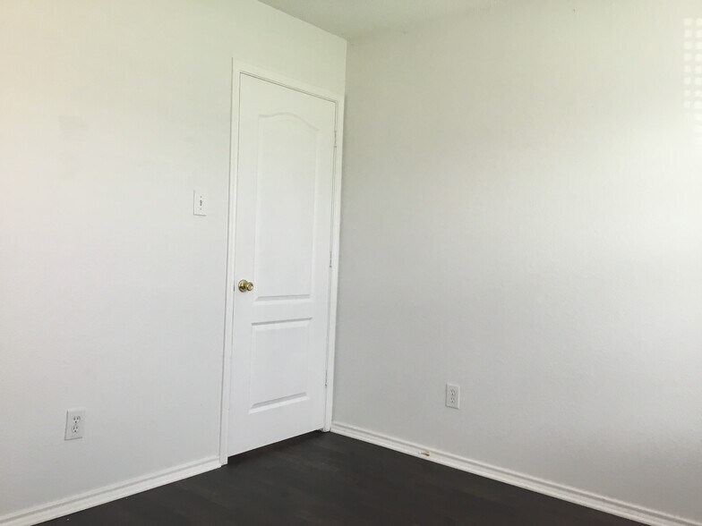 Building Photo - 902 Pryor Dr