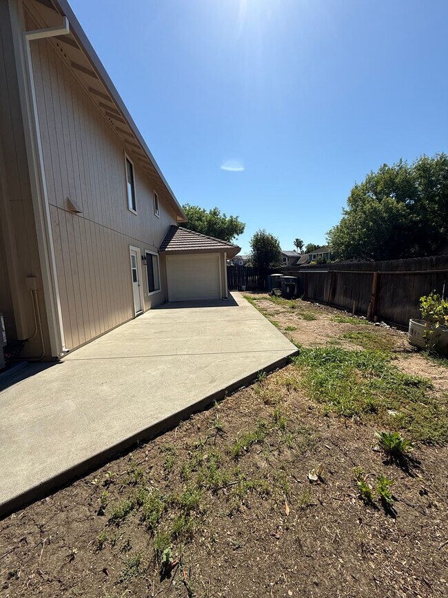 Building Photo - 3 BEDROOM COURT LOCATION