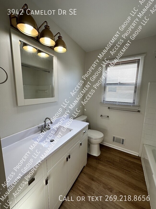 Building Photo - 3942 Camelot Dr SE