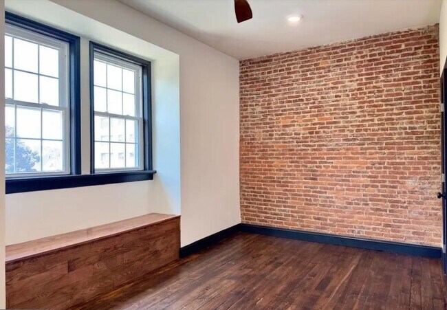 Building Photo - 709 N Duke St