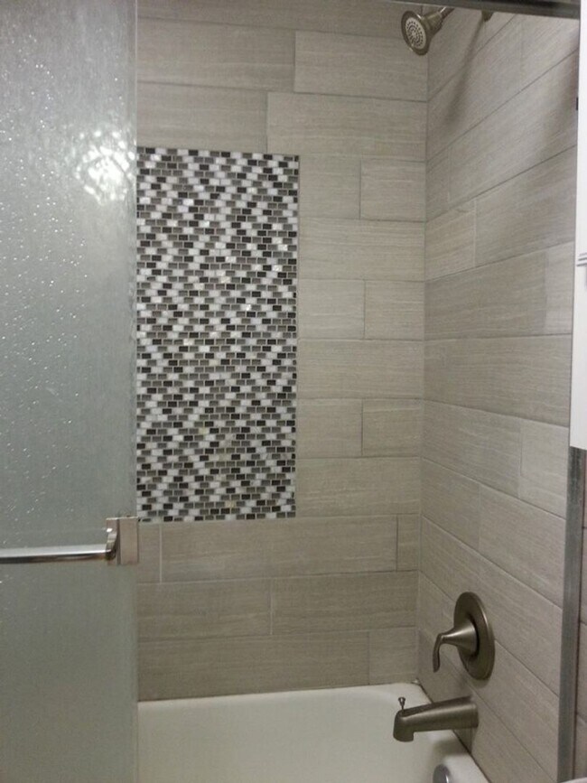 Building Photo - Modern Home - South Side Flats