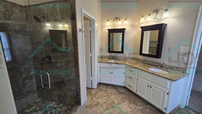 Building Photo - Lovley 4 Bedroom Plus an Office