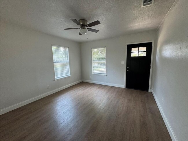Building Photo - 1558 Lovers Ln