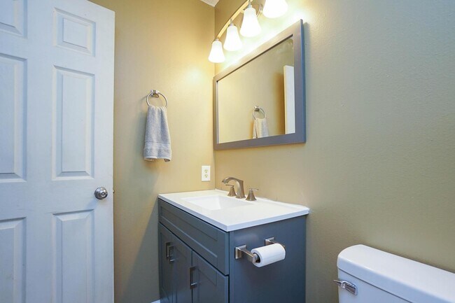 Building Photo - 1108 Fishlock Ave