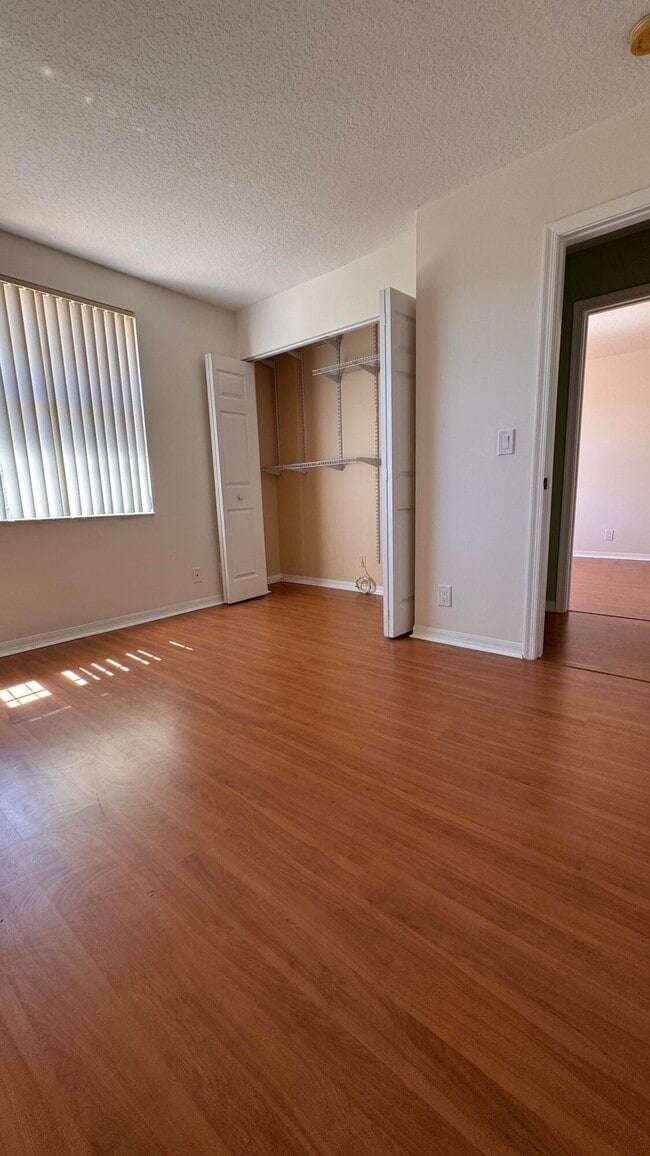 Building Photo - 6422 Park Lake Cir