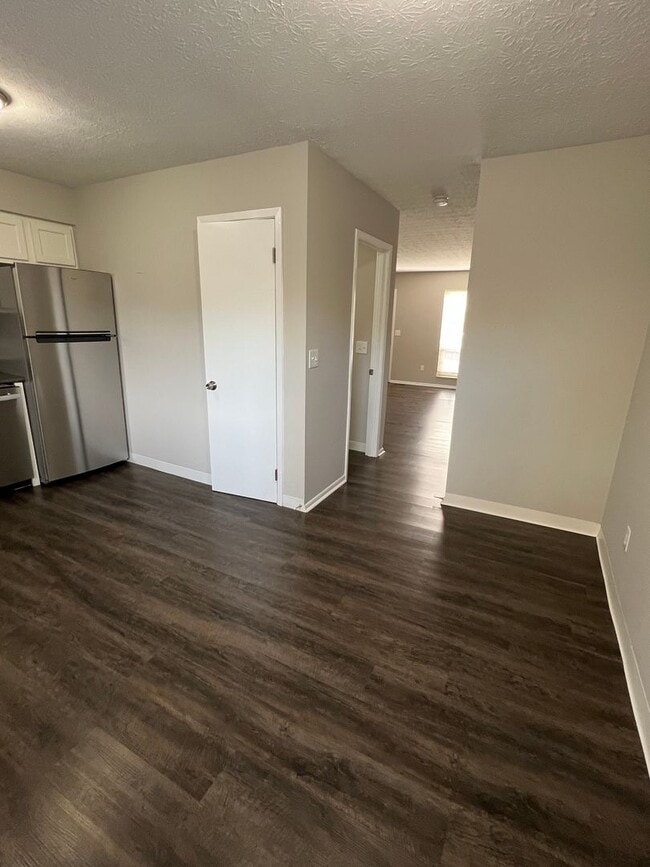 Building Photo - *RENT SPECIAL* Updated 2 Bedroom 1.5 Bathr...