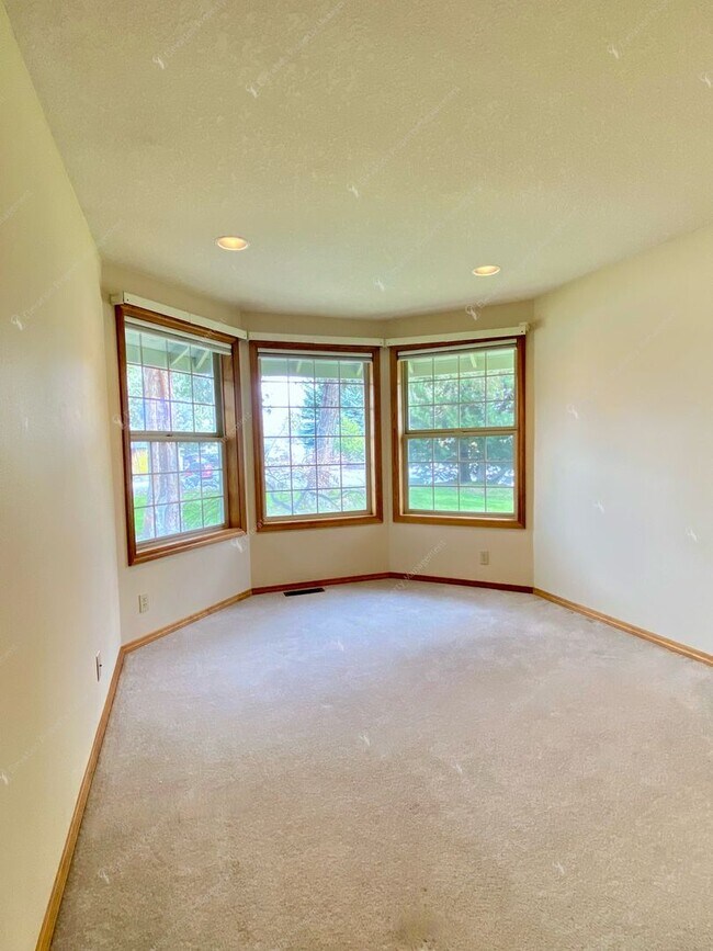 Building Photo - 3081 NE Purcell Blvd