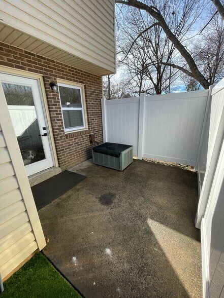 Building Photo - 101 Royal Forest Ct