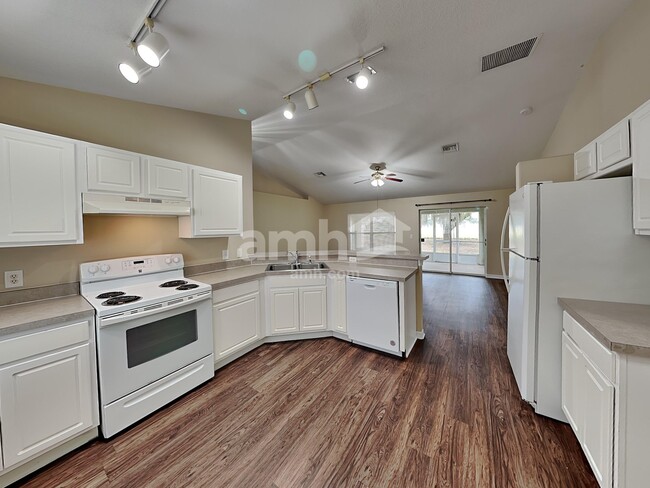 Building Photo - 1322 Lake Idamere Blvd