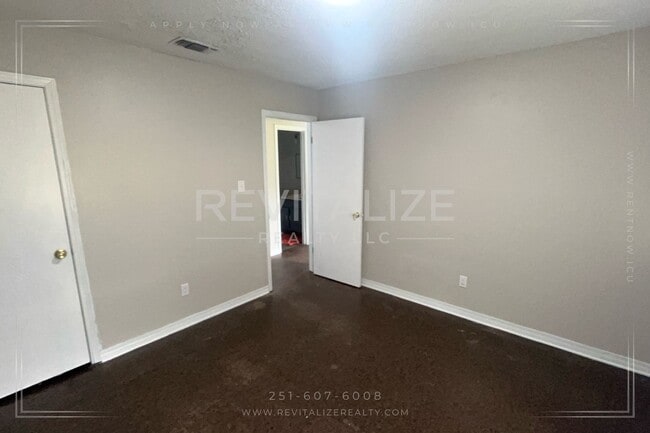 Building Photo - 3 Bed 2 Bath with Large Yard