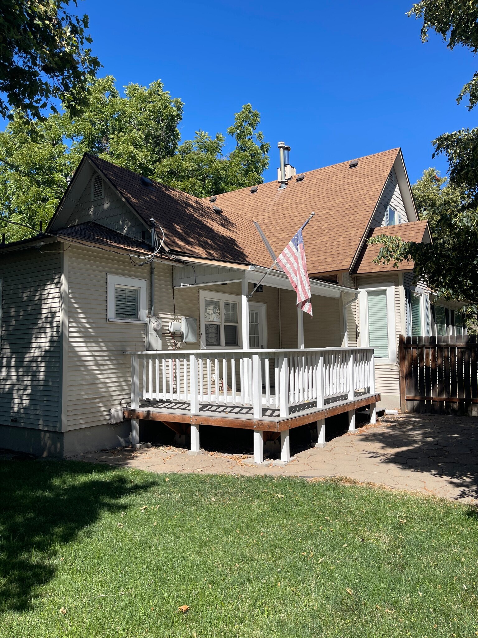 Building Photo - 1529 S Vermont Ave