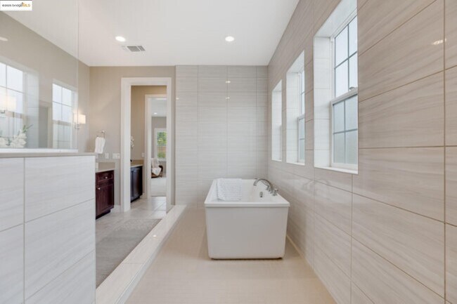Building Photo - 2258 Reserve Dr