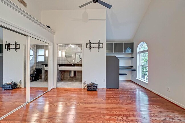 Building Photo - 1551 Cortlandt St