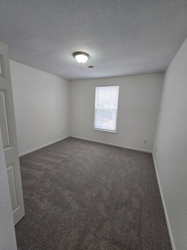 Building Photo - 3 bedroom duplex